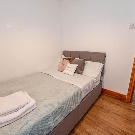 פלמסטד Beautiful 4 Bedrooms House, 7 Walk To Train Station מראה חיצוני תמונה