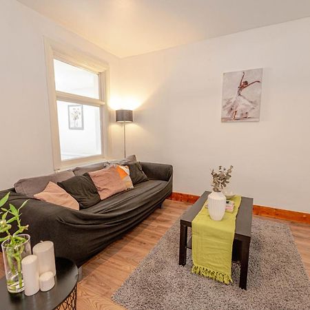 פלמסטד Beautiful 4 Bedrooms House, 7 Walk To Train Station מראה חיצוני תמונה