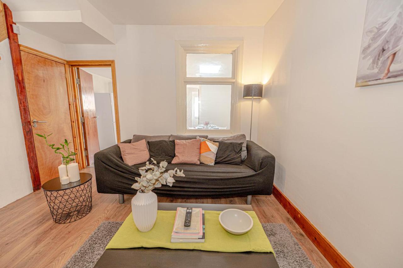 פלמסטד Beautiful 4 Bedrooms House, 7 Walk To Train Station מראה חיצוני תמונה