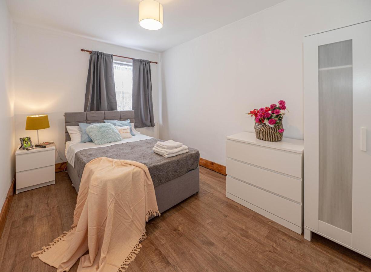 פלמסטד Beautiful 4 Bedrooms House, 7 Walk To Train Station מראה חיצוני תמונה