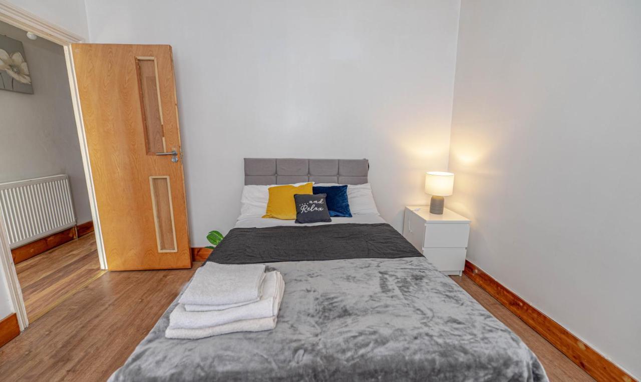 פלמסטד Beautiful 4 Bedrooms House, 7 Walk To Train Station מראה חיצוני תמונה