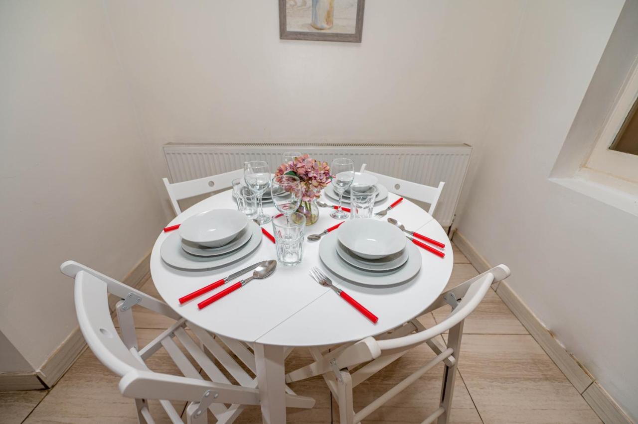 פלמסטד Beautiful 4 Bedrooms House, 7 Walk To Train Station מראה חיצוני תמונה