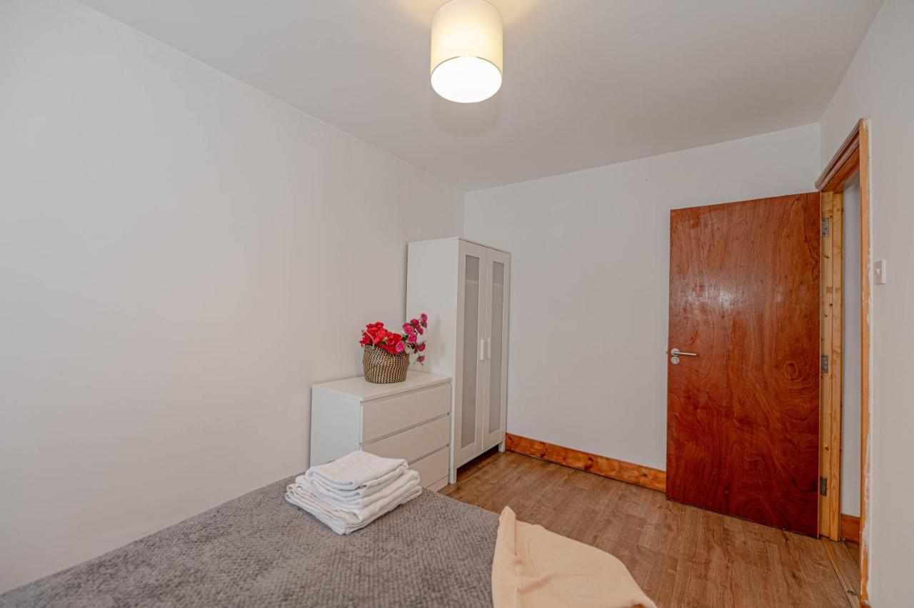 פלמסטד Beautiful 4 Bedrooms House, 7 Walk To Train Station מראה חיצוני תמונה