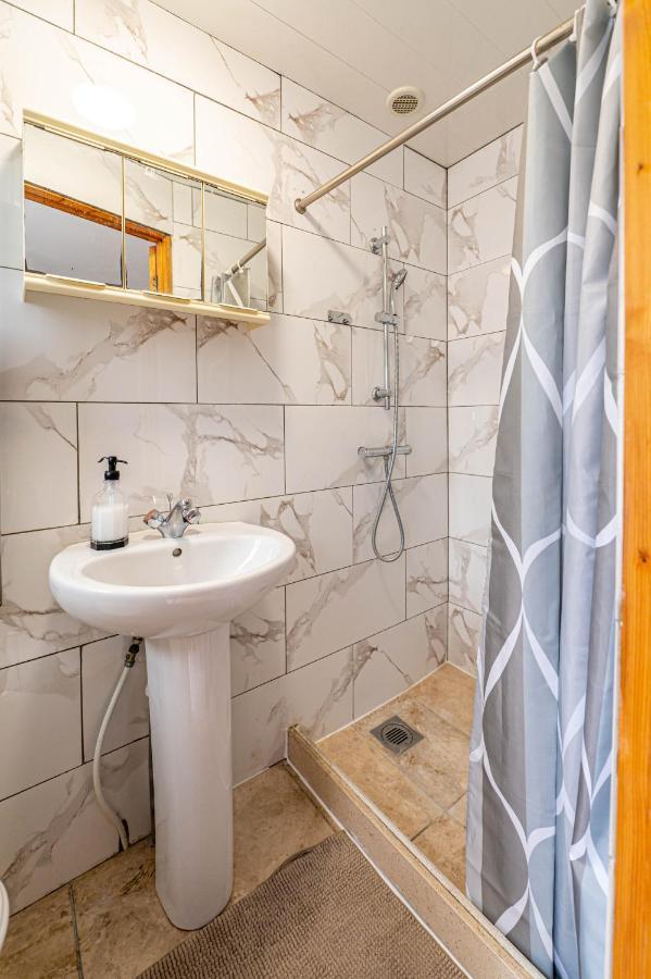 פלמסטד Beautiful 4 Bedrooms House, 7 Walk To Train Station מראה חיצוני תמונה