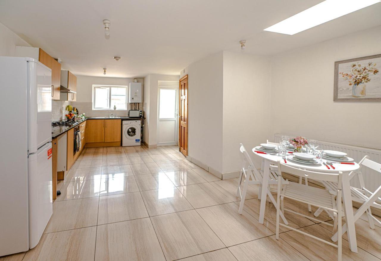 פלמסטד Beautiful 4 Bedrooms House, 7 Walk To Train Station מראה חיצוני תמונה