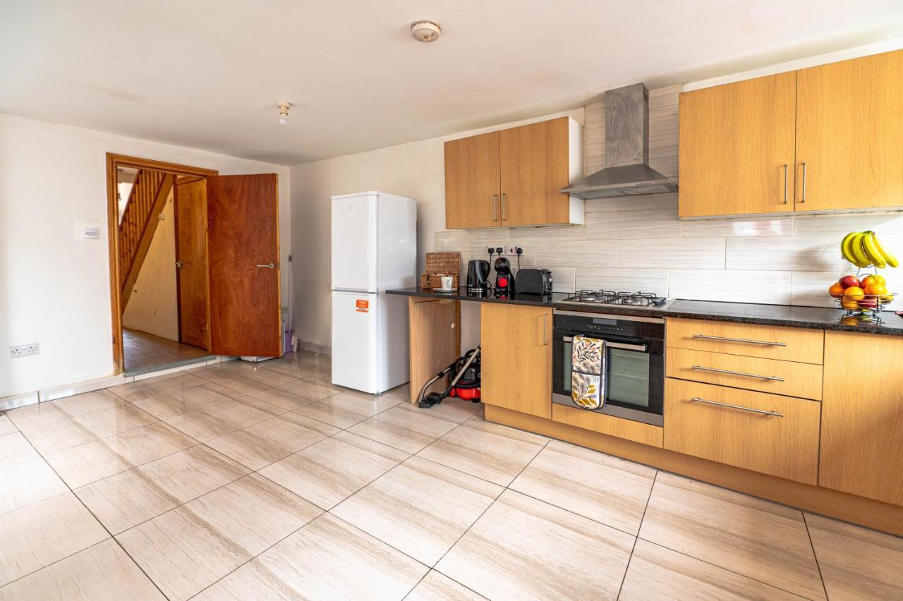 פלמסטד Beautiful 4 Bedrooms House, 7 Walk To Train Station מראה חיצוני תמונה