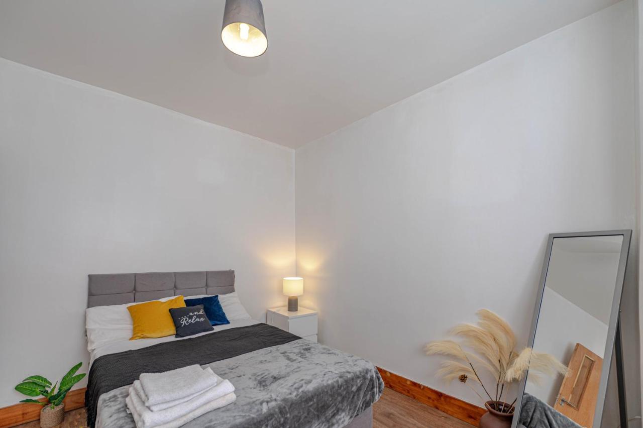 פלמסטד Beautiful 4 Bedrooms House, 7 Walk To Train Station מראה חיצוני תמונה
