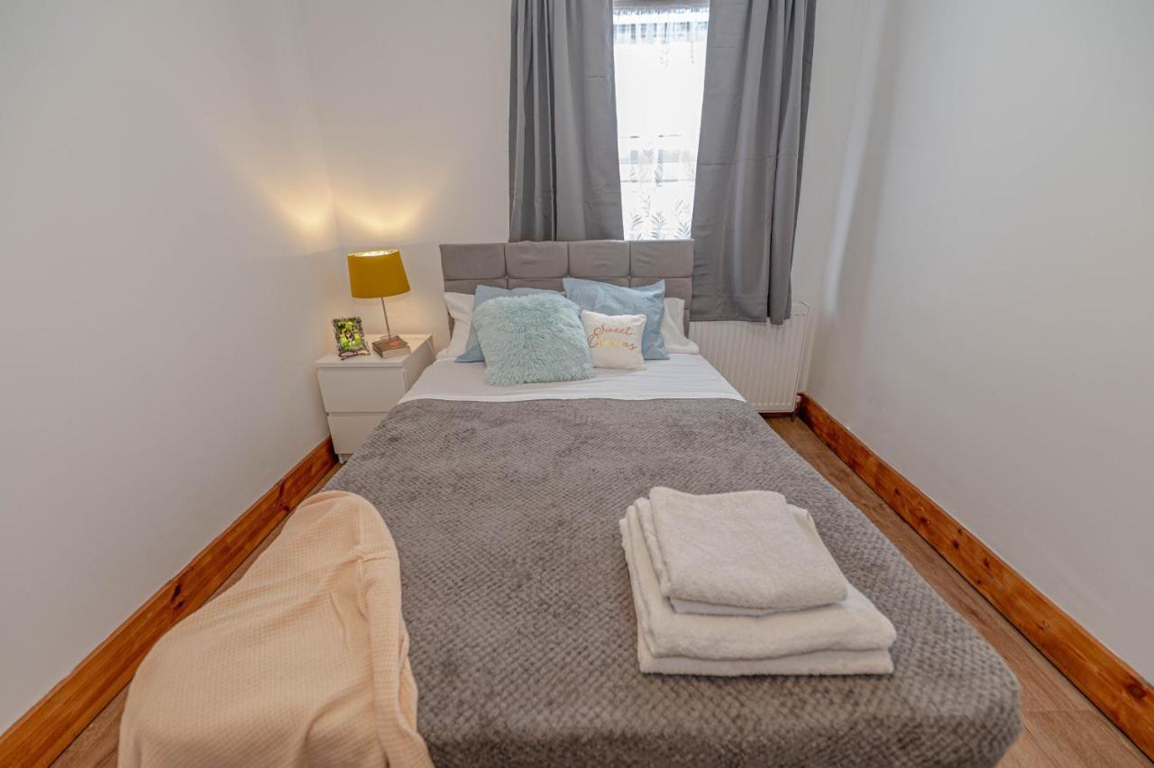 פלמסטד Beautiful 4 Bedrooms House, 7 Walk To Train Station מראה חיצוני תמונה